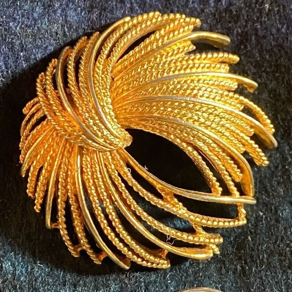 Vintage Monet Spray Starburst Gold Pin Brooch